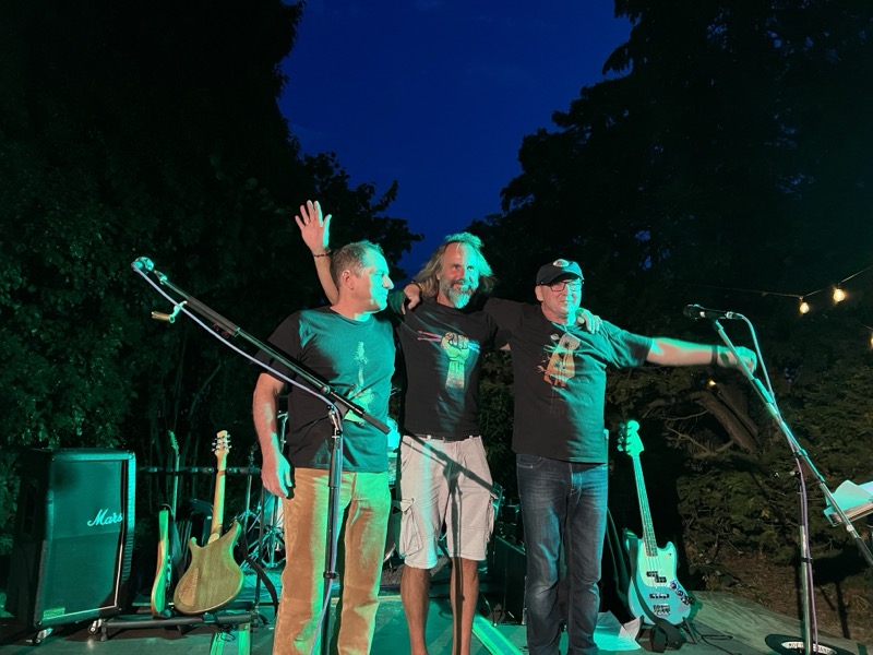 Die Faulen Säcke nach einem Open-Air-Auftritt bei Nacht auf der Bühne