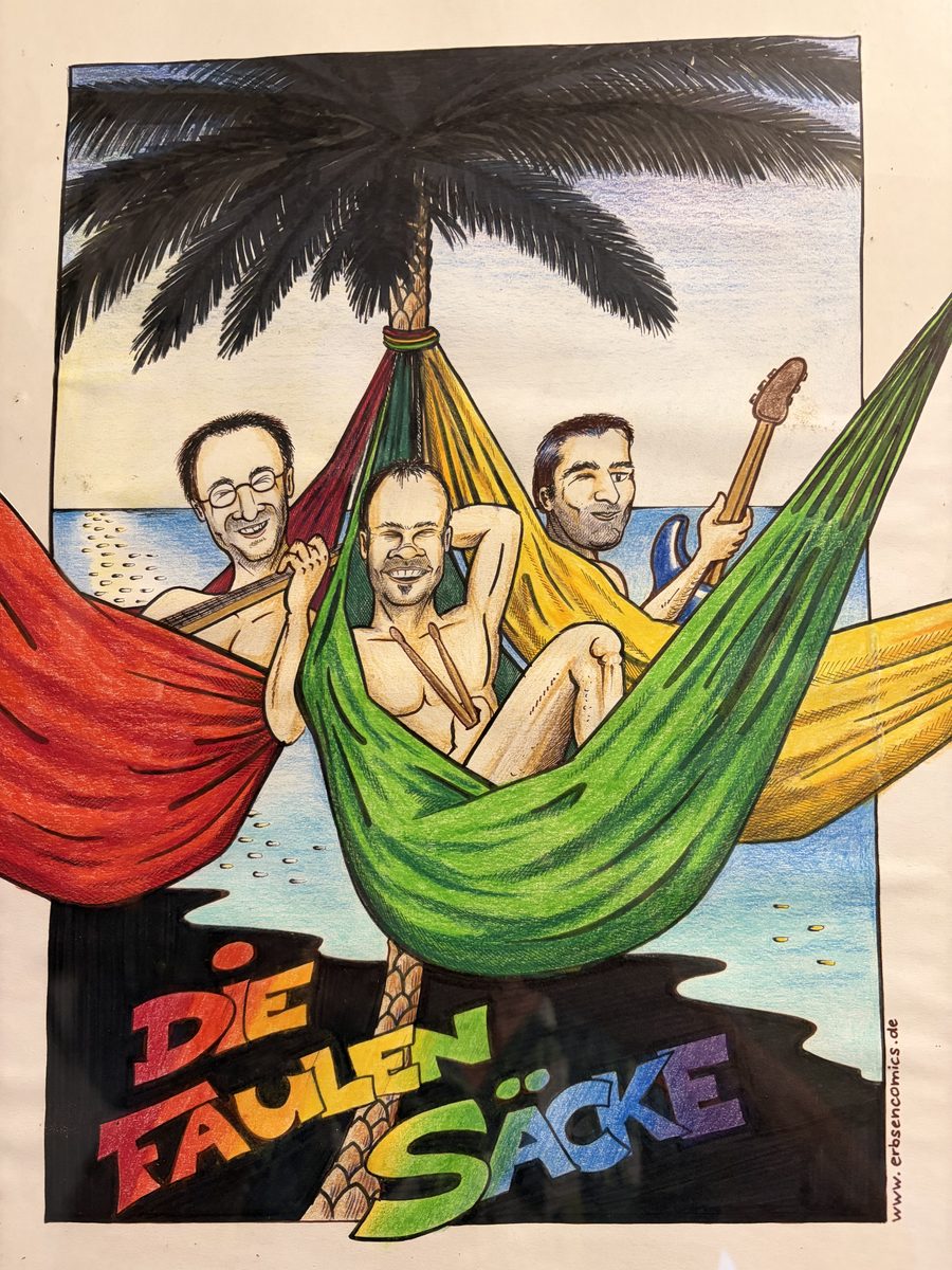 Karikatur der Faulen Säcke von Erbse: Die drei Bandmitglieder in bunten Hängematten unter einer Palme